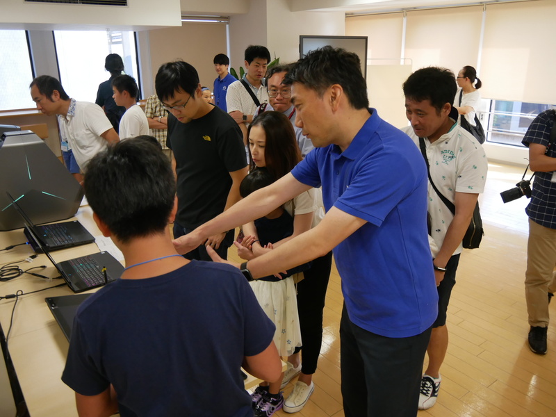 デルの最新PCを展示し、それにさわってみる参加者の姿もあった