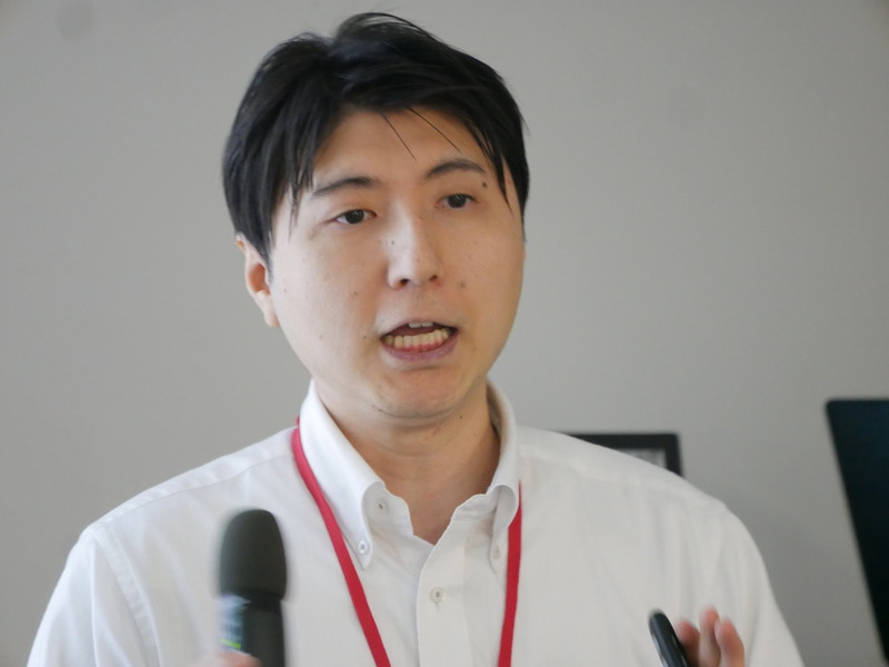 講演をするAMD コンシューマー事業部フィールドセールス/製品トレーナーの深澤恒樹氏