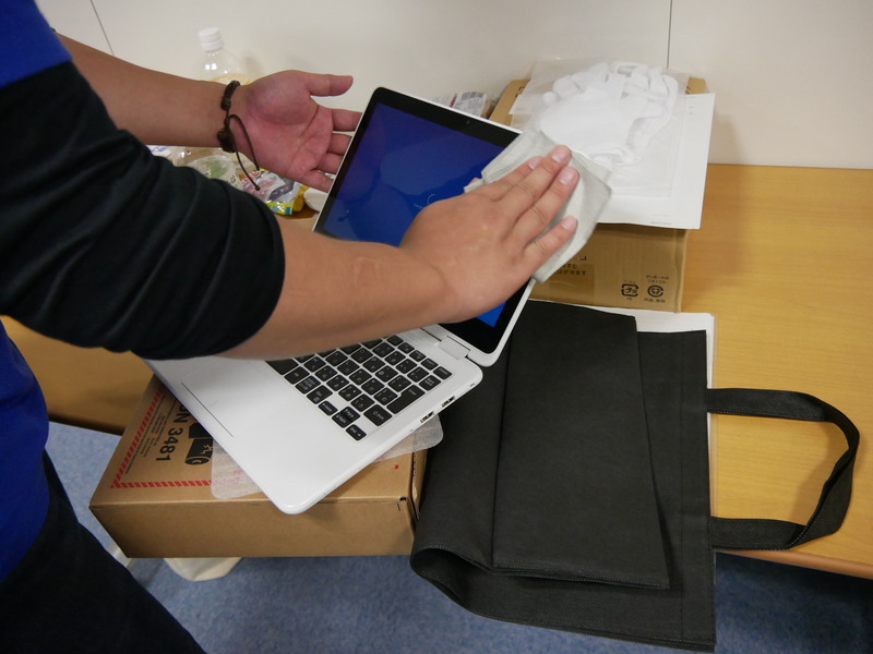 梱包作業を行なう。まずは画面をきれいにする