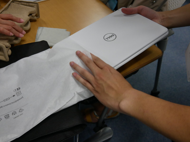 袋に入れて梱包する