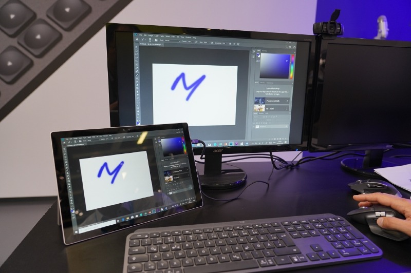 Photoshopで使っているところ、ブラシの大きさをサイドホイールで調整したりできる