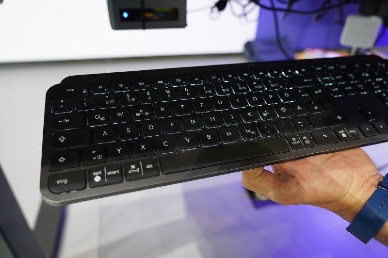 環境光センサーで周りの明るさに応じてバックライトが点灯する