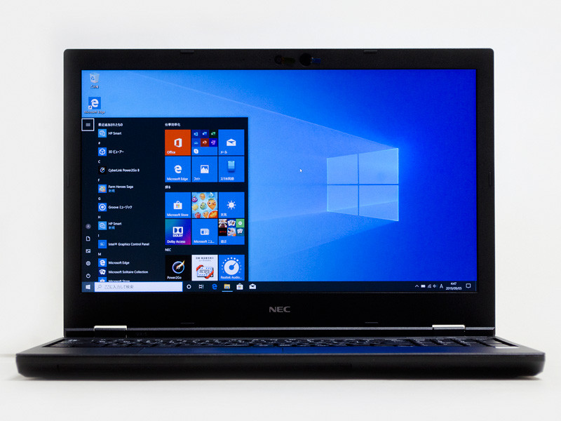 フチは一般的で狭額縁ではない。パネル中央上にWeb+IRカメラ