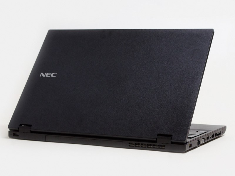 マットブラックでロゴのみとシンプル。後ろ側面左端にUSB 3.0