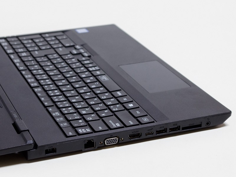 左側面。電源入力、Ethernet、ミニD-sub15ピン、HDMI、Type-C、USB 3.0×2(右側が常時給電)、SDカードスロット、音声入出力