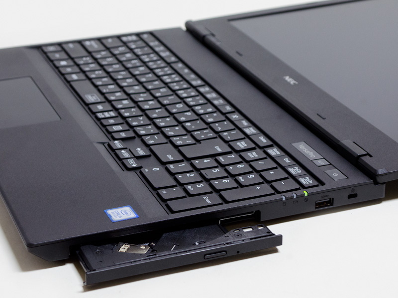 右側面。ロックポート、USB 3.0、DVDスーパーマルチドライブ。パネルは180度傾けることができる