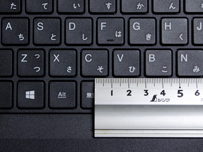 キーピッチは実測で約19mm。仕様上のキーストロークは2.4mm
