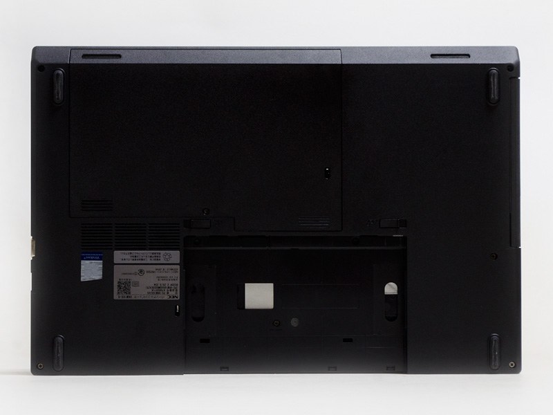 底面手前左右のスリットにスピーカー。バッテリは着脱式