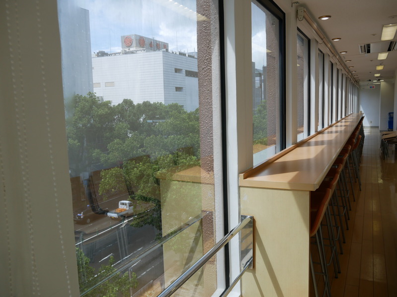 街並みを見ながら休憩できるエリアも用意