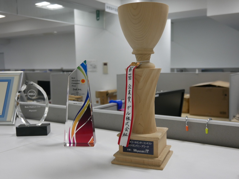 コールセンターコンテストのトロフィーなどを社内に展示している