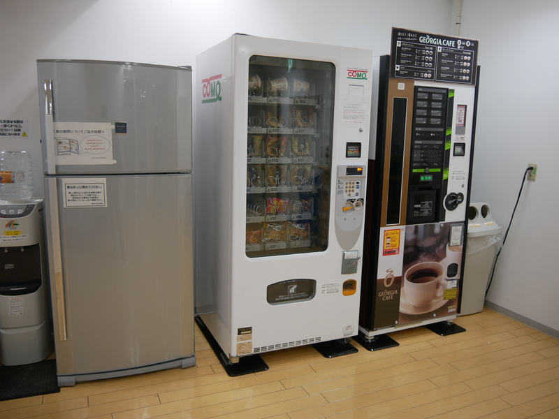 休憩室には軽食が購入できたり、共用の冷蔵庫も用意している