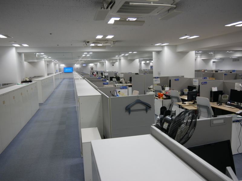 建物の3フロアを使用して、約480人体制で稼働している