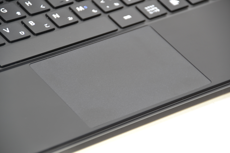 タッチパッドは見た目にボタンのない一枚板。左右の下部がボタンになっている