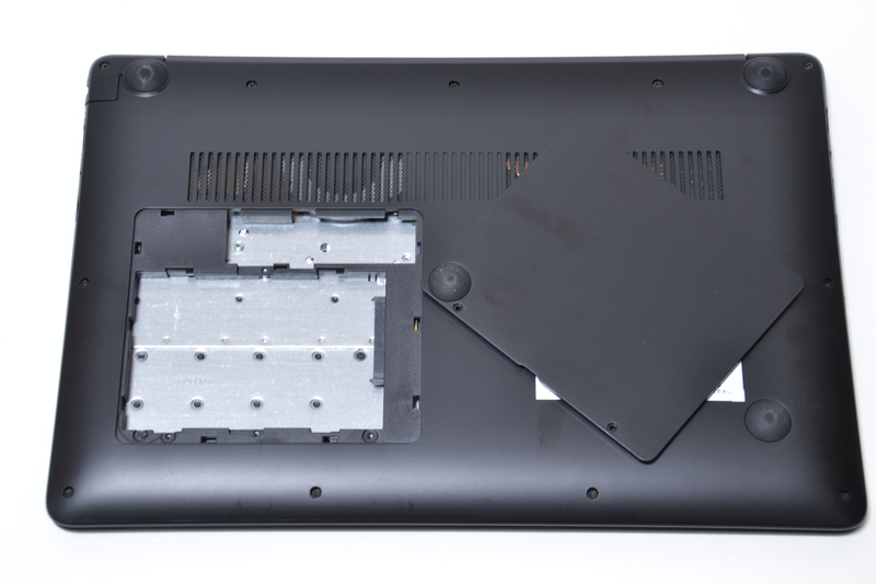 底面のカバーを開けたところ。M.2と2.5インチのスペースがある
