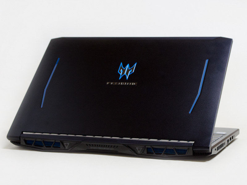 斜め後ろから。放熱用に結構大きなスリットがある。バッテリは着脱できない