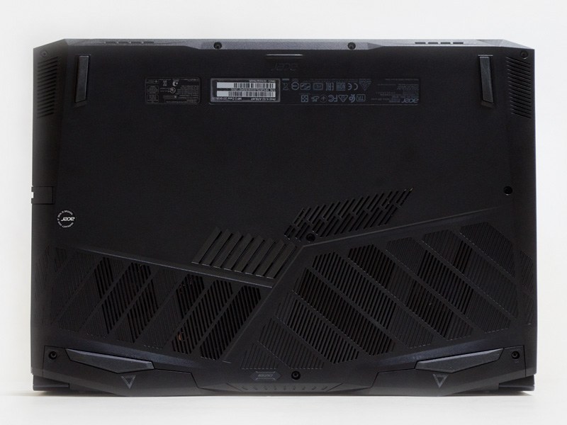 底面。4隅に大き目のゴム足。手前左右のスリットにスピーカー