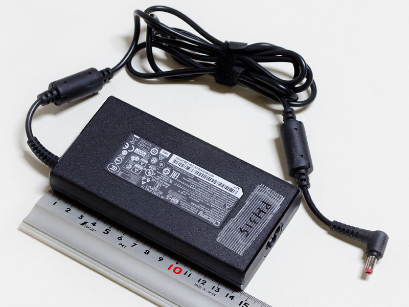 付属のACアダプタのサイズ約142×72×22mm(同)、重量511g、出力19.5V/9.23A