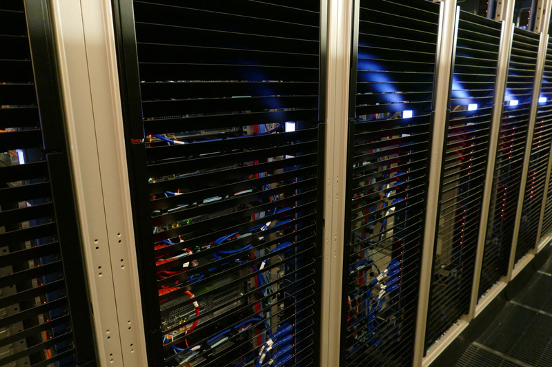 ラック背面の上向きフィンで排気を上方に流す