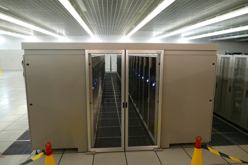 ドアで熱気を横に流れ出さないようにしている