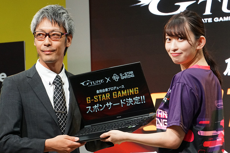 G-Tuneを贈呈するマウスコンピューターの杉澤竜也氏