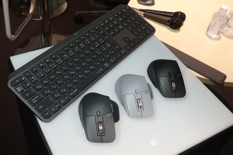 3色の「MX Master 3(手前からグラファイト、ミッドグレー、ブラック)」と「MX Keys」