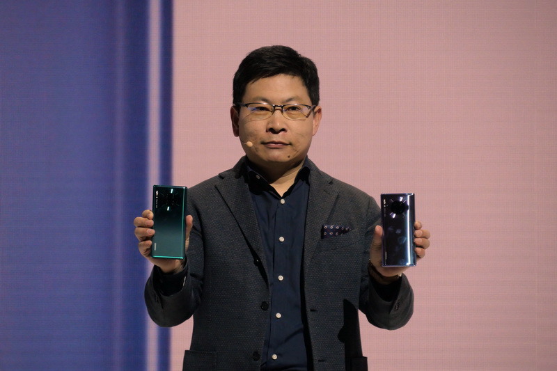 Mate 30を手にして紹介するユー氏