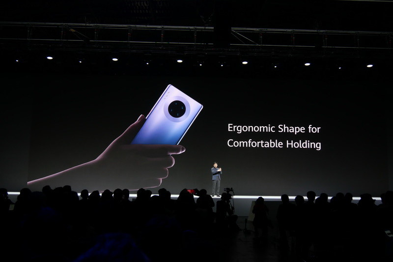 背面も3D曲面ガラスを採用し、持ちやすさを追求