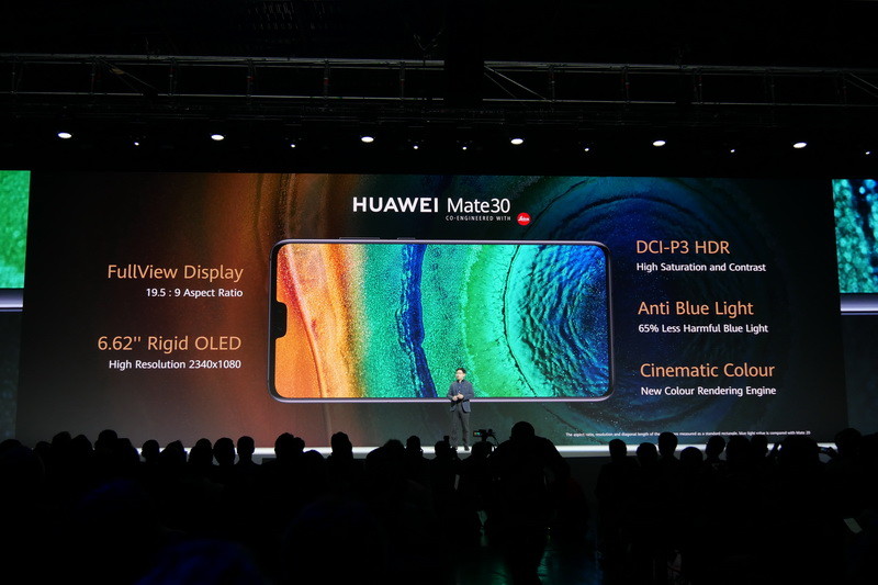 Mate 30は平面の「FullView Display」を採用。6.62型の有機ELパネルで、表示解像度は1,080×2,340ドット