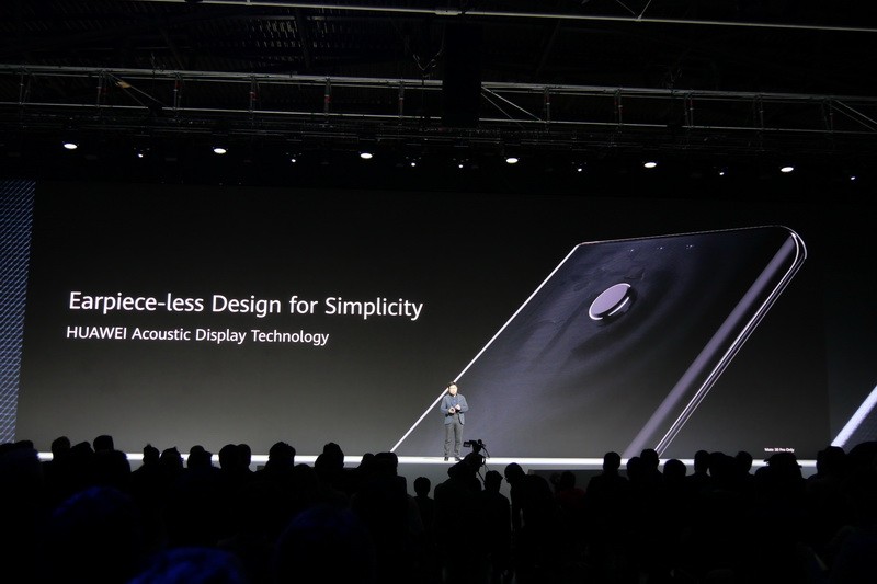 ディスプレイ内蔵型スピーカー「Acoustic Display Technology」の採用で、受話用スピーカー穴がない