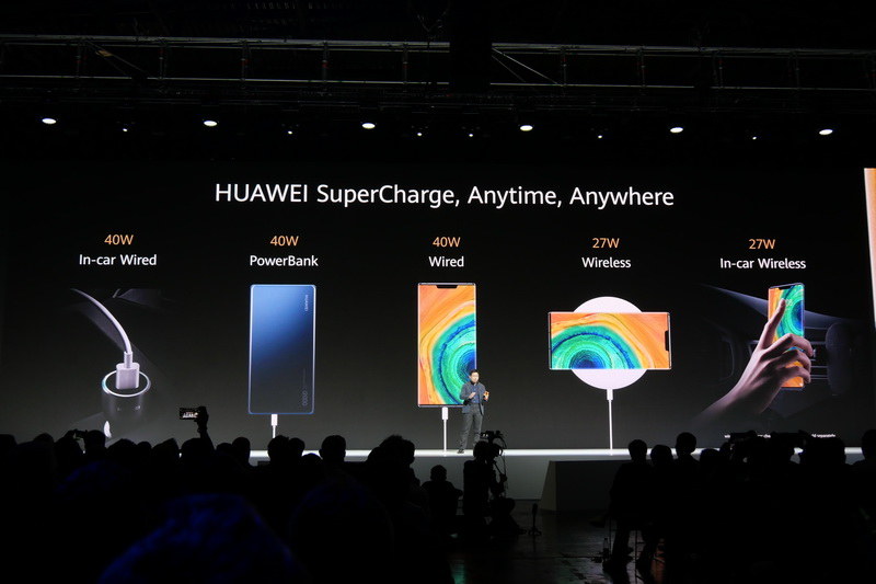 各種充電アダプタも用意される