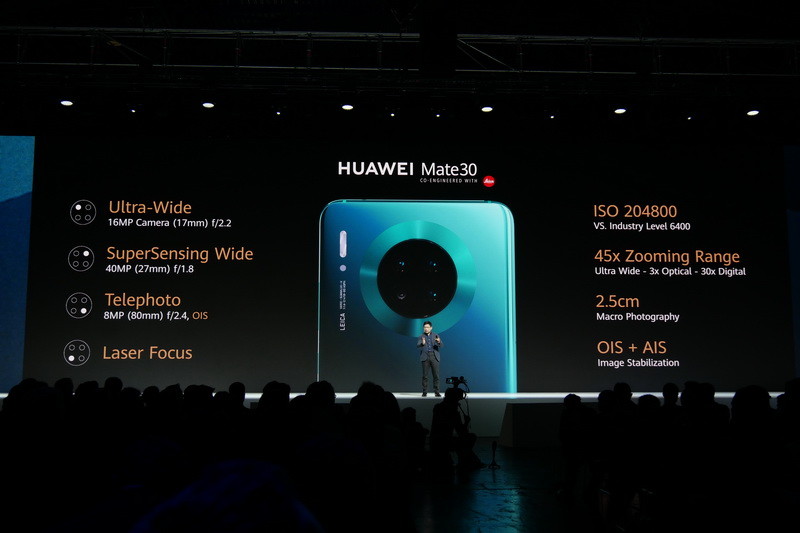 17mm/F2.2の超広角、27mm/F1.8の広角(標準)、80mm/F2.4の3倍望遠の3眼構成となり、4眼目に相当する部分にはレーザーセンサーを配置