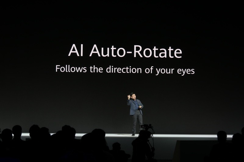利用者の目の位置を認識して、自動的に表示の向きを切り替える「AI Auto-Rotate」機能