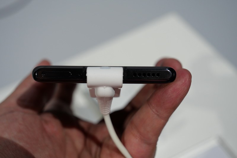 下部側面。写真では見えないがコネクタはUSB Type-Cとなる