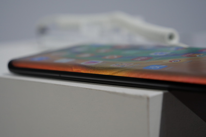 ディスプレイは、このように側面まで大きくカーブしている