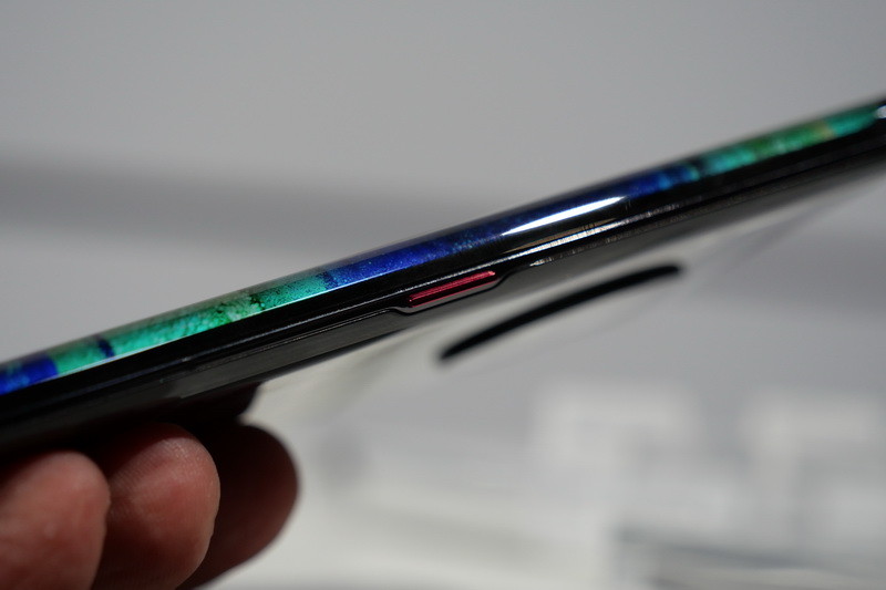 右側面に電源ボタンを配置。物理ボタンはこの電源ボタンのみとなる