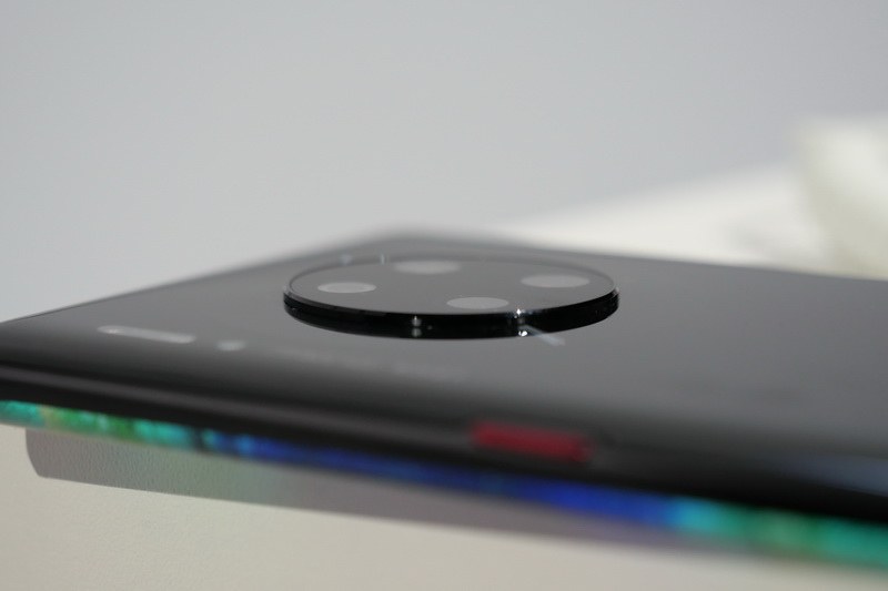 カメラ部分はフラットだが、背面からやや盛り上がっている