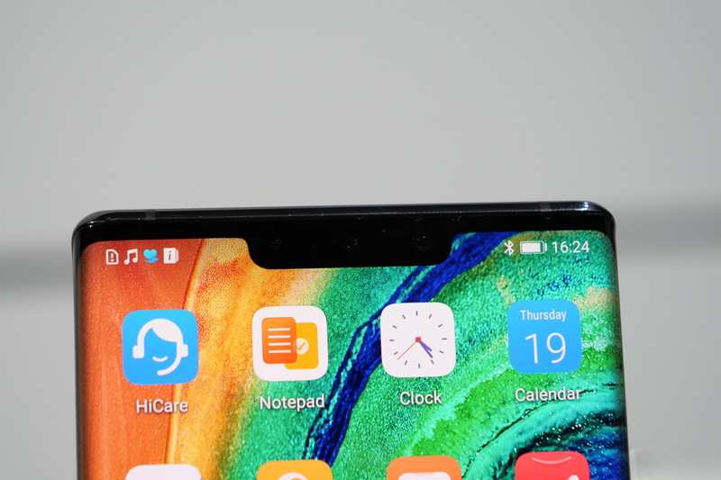 こちらは前面カメラ部、前面カメラ、3D顔認証対応3D深度センサー、ジェスチャーセンサーなどを配置しつつ、Mate 20 Proより切り欠きを小型化。ただそれでもまだかなり存在感がある