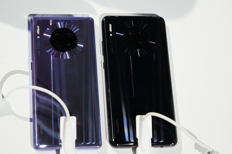 背面。同じく左がMate 30 Pro、右がMate 30だが、背面側はそれほど大きな違いは感じない