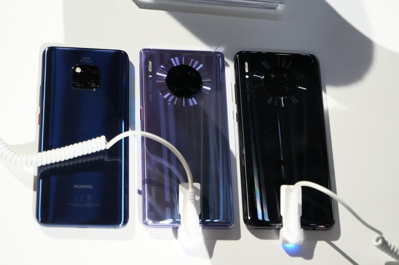 左からMate 20 Pro、Mate 30 Pro、Mate 30。並べるとMate 30がもっとも大きいとわかる