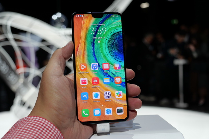実際にMate 30を手にしてみると、Mate 30 Proと比べてそれほど違いは感じなかった