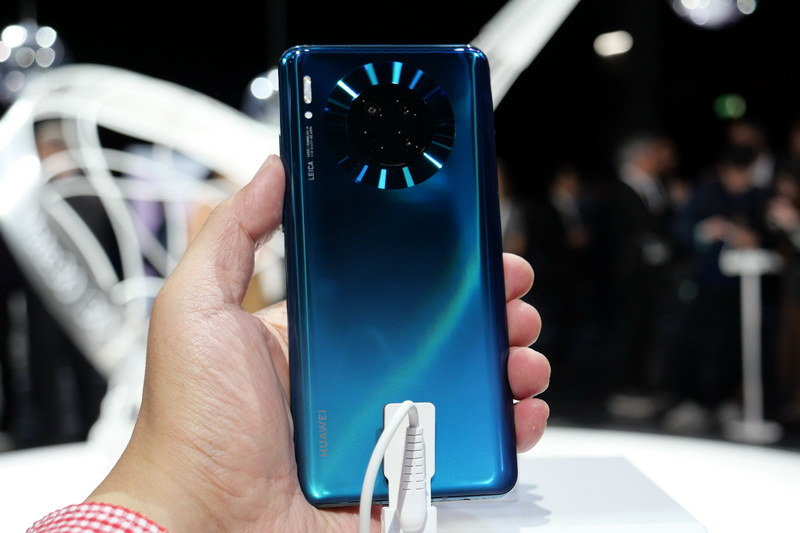 背面。円形のカメラユニットが印象的