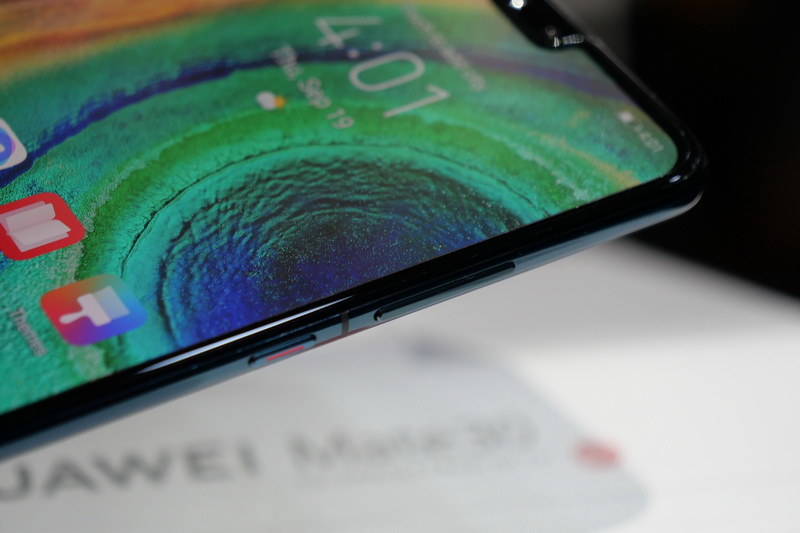 ディスプレイは側面付近がカーブせずにフラットとなっている