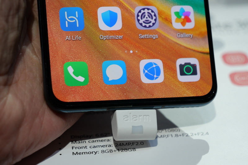ベゼルはかなりせまく、全面はほぼ全体がディスプレイという印象