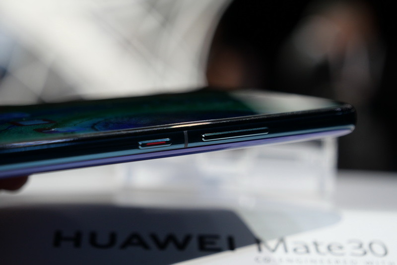 左側面にボリュームボタンと電源ボタンを配置