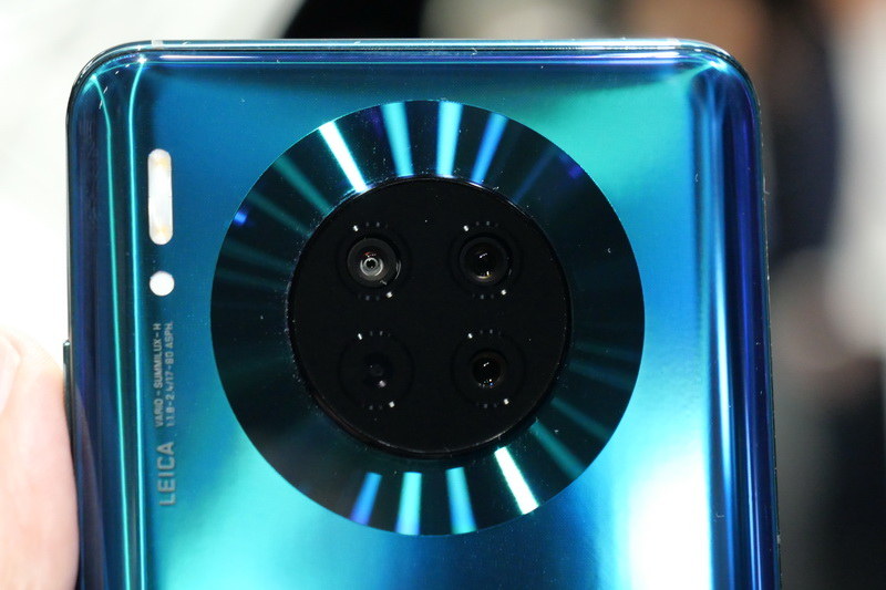 リアカメラ。円形のユニットで左にLEDフラッシュを配置する点はMate 30 Pro同様だが、こちらは1つがレーザーセンサーとなっており、3眼仕様のカメラとなる