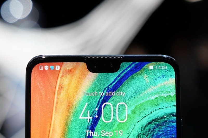 前面カメラは単眼仕様。3D深度センサーやジェスチャーセンサーがなく、切り欠きもやや小さい