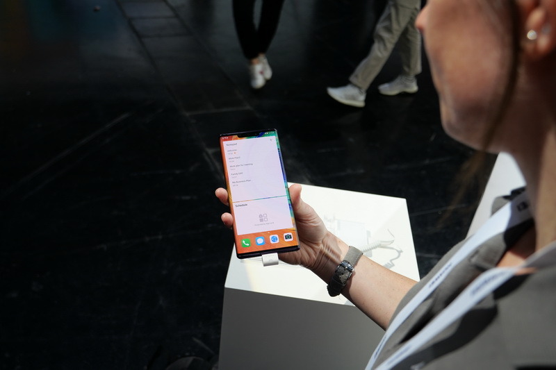 顔認証を登録している人が正面にいる場合には、重要な情報をそのまま表示