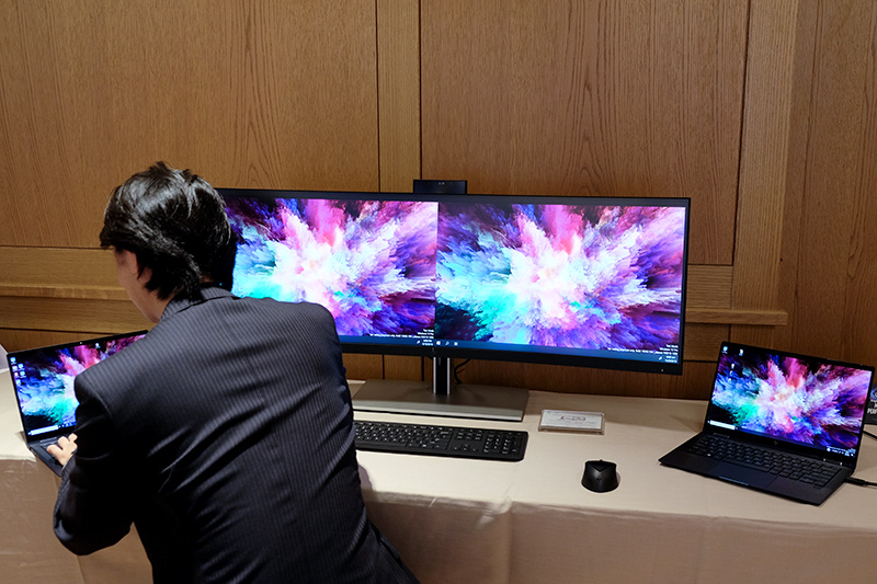 2台のPCを接続し分割表示で表示領域を使い分けつつキーボード/マウスも共有