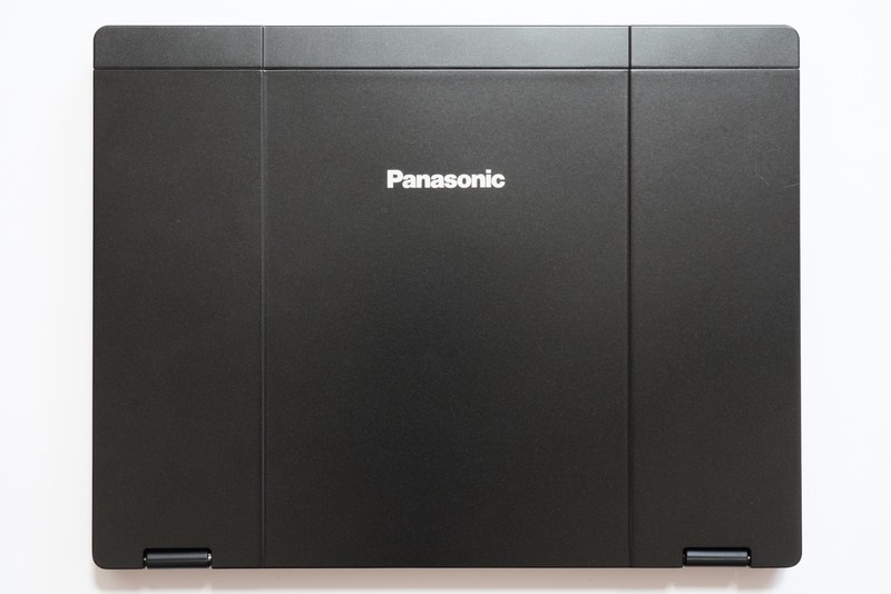 本体天面。材質はマグネシウム合金製。ディスプレイ上側にアンテナが内蔵されている