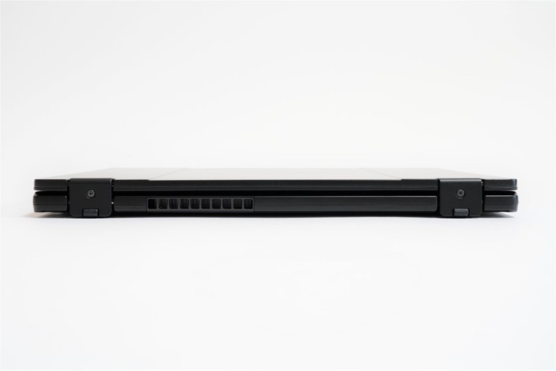 本体背面。左側にあるのが通風孔(排気)